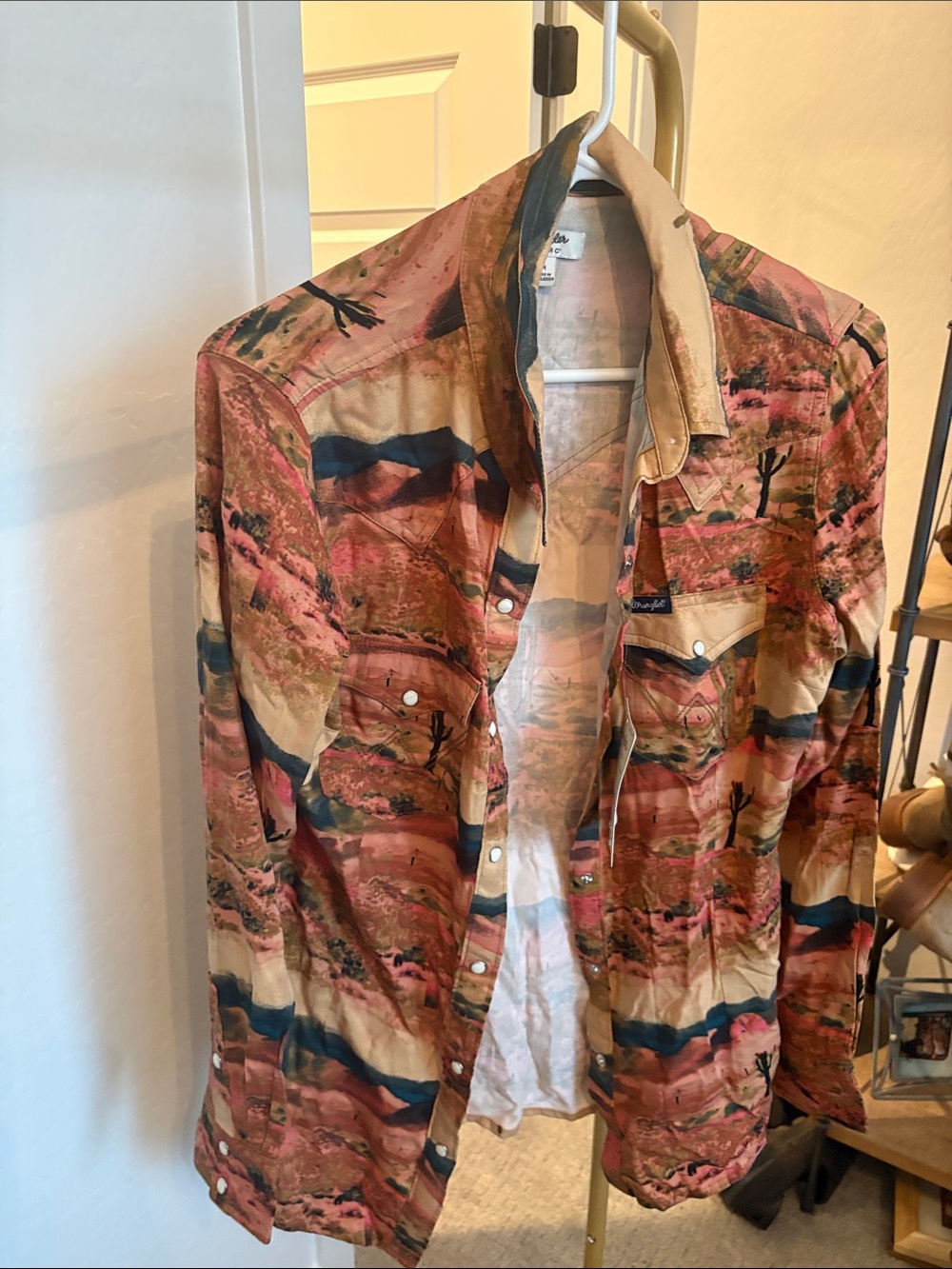Wrangler Retro shirt - light pink and navy accents